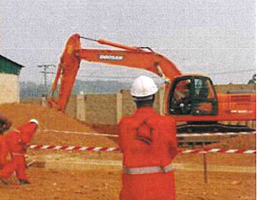 Tracked excavator